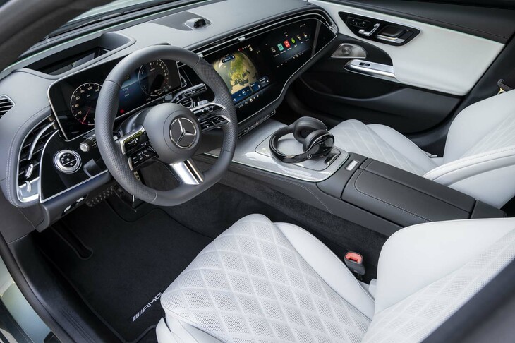 パッセンジャーディスプレイではムービーなどが再生可能で、それ専用にワイヤレスヘッドホンが使える。