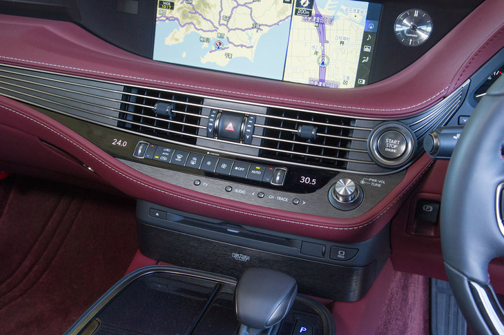 13ものセンサーで車内の状態や各種機器の作動をチェックし、乗員全員に心地よさを提供するというレクサスの「クライメートコンシェルジュ」。こうしたシステムの開発では、電装品のメーカー、あるいは完成車メーカーの同システム開発部門は、車両や構成部品のモデルを受け取り、無数の“すり合わせ”を行いながら開発を進めることとなる。（写真：向後一宏）