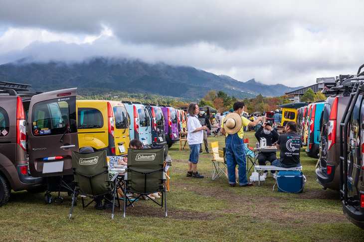 仲間や家族と語らいながらのんびり過ごすのも、「カングージャンボリー」の楽しみ方のひとつ。こうした光景が会場のあちこちで見られた。