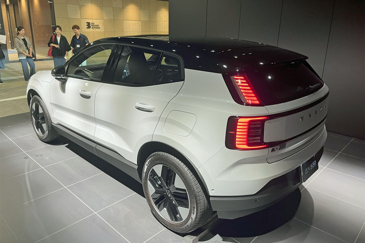 ボルボEX30プラス シングルモーター（リアビュー）