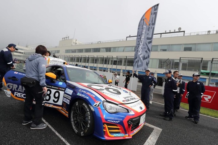 無事にスタートし、トップ集団の中でヒート1のレースを進めていきました。雨量のためにハイドロプレーニングが起きるコーナーやラインが多く、慎重にバトルをしていたものの、レース中盤に100R出口でスピンした車両を避け切れず接触。14位まで順位を落としましたが、終盤にかけてコースオフする車両が出てセーフティーカーが入ったこともあり、12位でチェッカーを受けました。