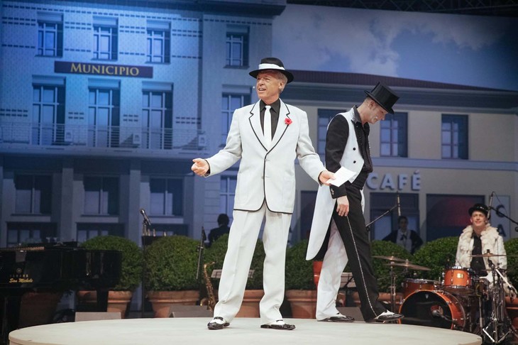 BMWグループ クラシック代表で「コンコルソ・デレガンツァ・ヴィラ・デステ」の会長も務めるウルリッヒ・クニープス氏もレトロ衣装で登場した。（写真＝BMW）