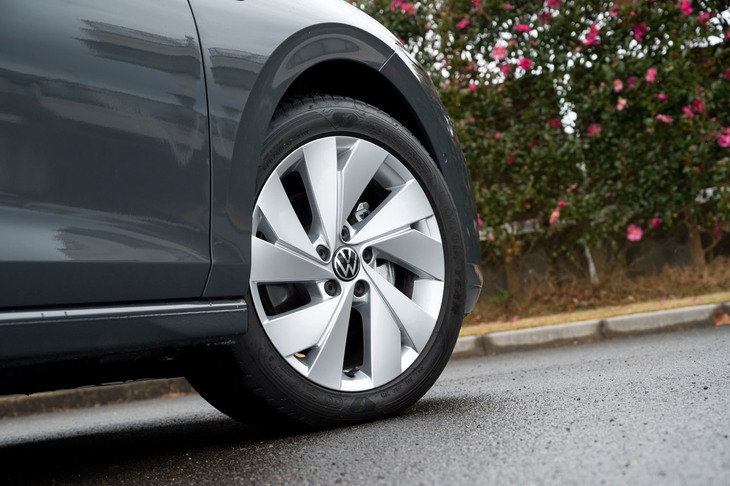 ホイールサイズは全車共通で17インチだが、グレードによってデザインが異なる。「Rライン」のみオプションで18インチホイールも用意される。