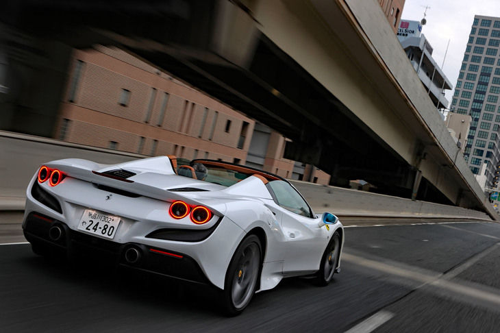 0-100km/h加速が2.9秒、最高速が340km/hという数値は「F8トリブート」と同等。0-200km/h加速は8.2秒と、クーペより若干遅くなっている。