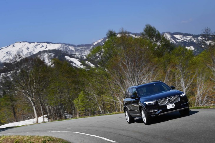 「FOUR-C」と呼ばれるアクティブパフォーマンスシャシーは、エアサスペンションとのセットオプション（30万円）で提供される。