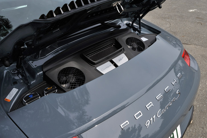 リアハッチを開けても、見えるのは冷却ファンとエンジンオイルなどの給油口のみで、エンジン本体を確認することはできない。