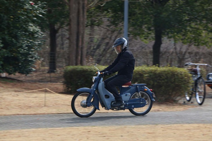 「スーパーカブC100」のデモラン。そのライディングスタイルは、世代を超えて変わらない。軽快な心地よいエンジン音を響かせて走っていた。