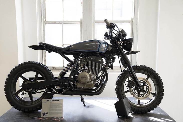 ベースモデルである2007年型「ホンダCBF250」のスタイルを想像すると、その変貌（へんぼう）ぶりに驚く。この車両は搬入時にエンジンを掛けて会場入りしてきたが、その見た目を裏切らぬワイルドな排気音だった。