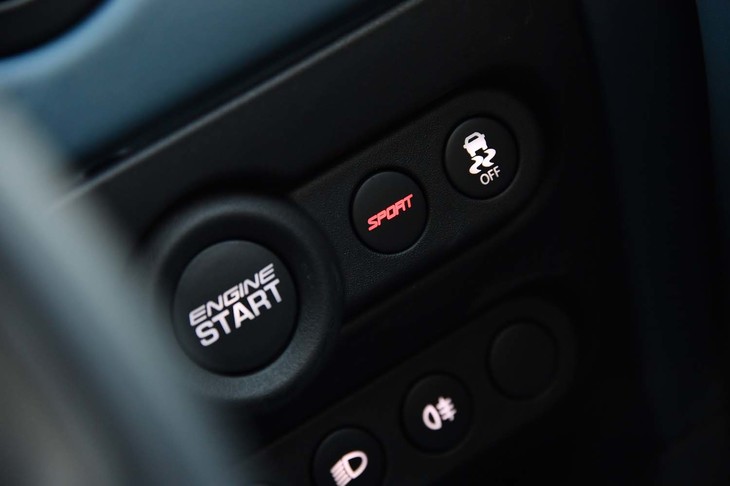 ドライバーの右前方には、スターターボタンと走行モードの変更スイッチが備わる。スポーツモードを選ぶと、トラクションコントロールと横滑り防止装置の介入タイミングが遅くなる。