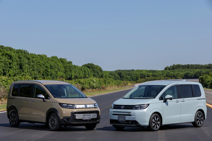 2024年6月に発売を予定している新型「フリード」。今回発表された新型は3代目にあたり、8年ぶりのフルモデルチェンジとなる。上質で洗練されたデザインの「エアー」（写真右）と、力強く遊び心にあふれる「クロスター」（同左）の2モデルをラインナップしている。