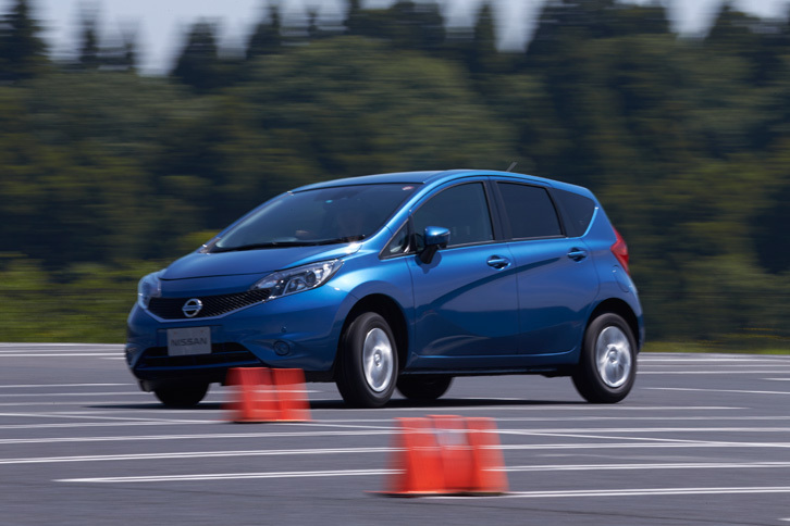 360度ターンに臨む「日産ノート」。ドライバーの必死さとは裏腹に、その動きはゆったりとしている。