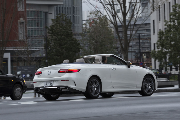 「Eクラス カブリオレ」で困るのは、大量の荷物を運べないことくらいのもの。便利で快適、それでいながらオープンエアモータリングを楽しめる“1粒で2度おいしい”クルマなのだ。