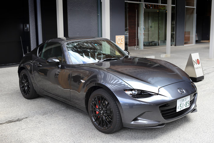 スポーティーな仕様の「RS」。他のグレードとは異なり、トランスミッションは6段MTのみとなる。