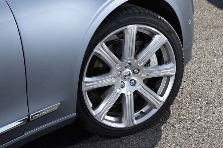 試乗車のタイヤは「ピレリPゼロ」で、サイズは255/35R20。8スポークのホイールは「インスクリプション」専用デザイン。