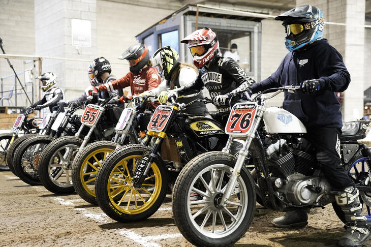 いまアメリカで人気の選手権「スーパーフーリガン」のスタートシーン。専用フレームが多く採用されるフラットトラックの世界で、各メーカーから販売されている市販車のエンジンとフレームを使用するのが条件となっている。身近なバイクや愛車と同型のマシンが参戦していることから、フラットトラックレースを身近に感じられるのが人気の秘訣（ひけつ）。