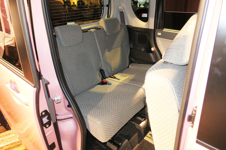 ダイハツ・タントX（リアシート）