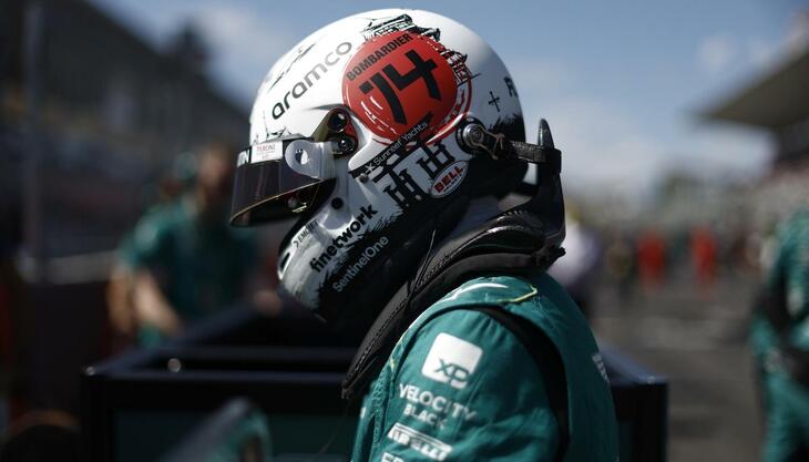 アストンマーティンは鈴鹿サーキットでペースに苦しみ、日本仕様のヘルメットで臨んだフェルナンド・アロンソ（写真）は予選10位、ランス・ストロールは17位。アロンソはソフトタイヤを履いてスタートし、そのかいもあってか一気に6位にジャンプアップ。その後、早々に履き替えたハードタイヤに苦戦するも、2セット目のハードではペースをつかみ、後ろから迫るアルピーヌ勢を押さえ切って8位入賞を果たした。（Photo=Aston Martin）