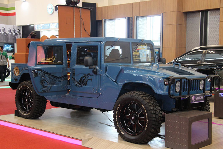 「ハマーH1」。と思ったら、どうもスケール感がヘン。H1はもっとワイドだったような……。よくよくチェックしてみると、「ジープ・ラングラーアンリミテッド」をベースにしたカスタマイズ車のよう。気持ちはわからなくもないけれど、ラングラーじゃダメなのでしょうか？