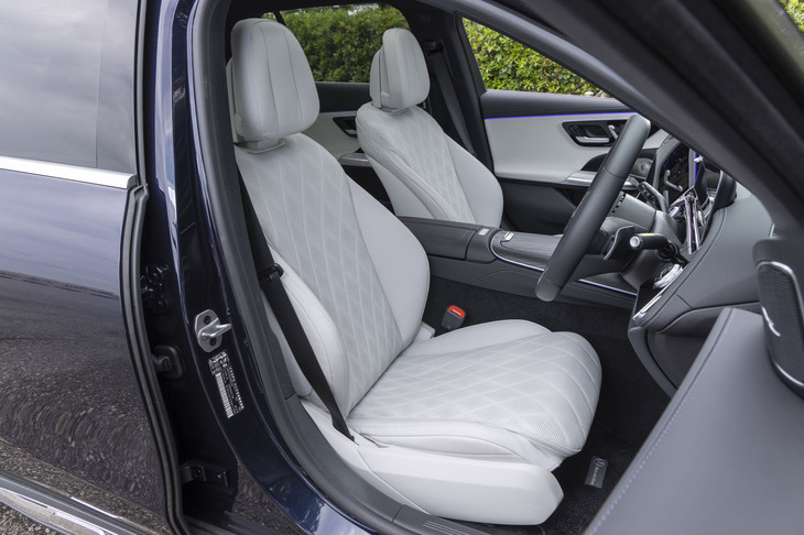 張りの強いナッパレザーシートはオプションの「レザーエクスクルーシブパッケージ」（75万9000円）で選べる。これを装着しないと「デジタルインテリアパッケージ」が選べない（同時装着が必須）。