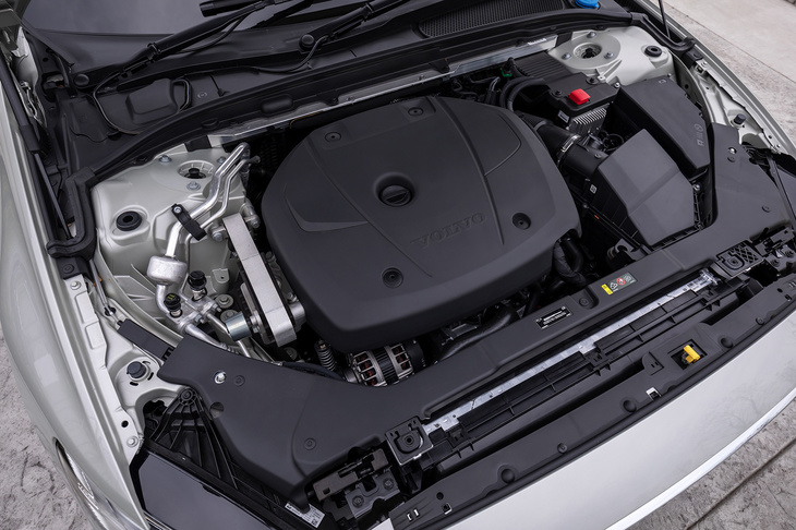 最高出力254ps、最大トルク350Nmを発生する2リッター直4ターボエンジン。8段ATと組み合わされている。