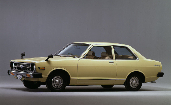 「ダットサン・サニー1200GL」。1977年に世代交代した4代目サニー（B310）の2ドアセダン。国内販売されたサニー、そして日産車としても最後の2ドアセダン。