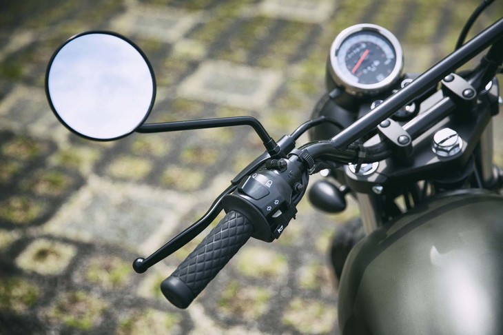 小ぶりなメーターとダイヤモンド柄のグリップラバーも特徴的なディテールのひとつ。