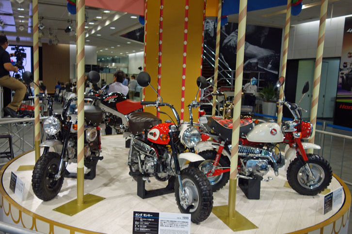 元祖である「モンキーZ100」が遊園地向けに開発されたこともあり、今回の展示はテーマパークを模した形で行われている。
