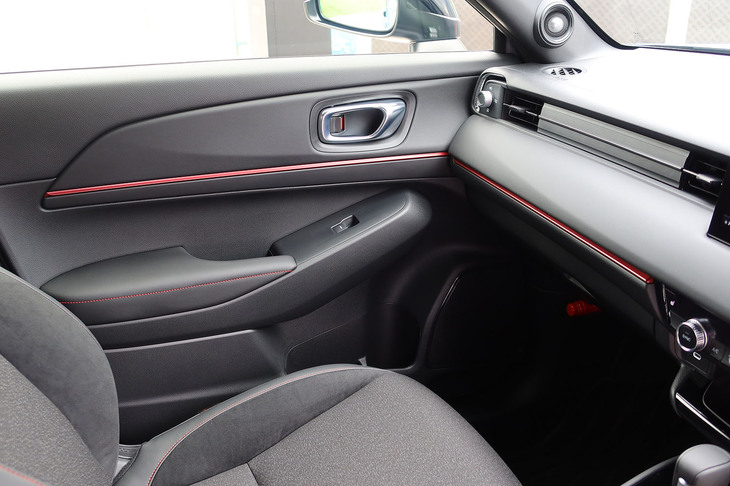 ホンダ・ヴェゼルe：HEV RS（助手席周辺）