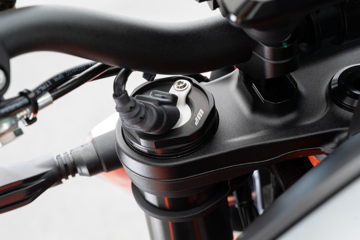 「EVO」の特徴は、φ48mmの倒立フロントフォークとタンク別体型のリアモノショックに、電子制御式セミアクティブサスペンションが採用された点だ。