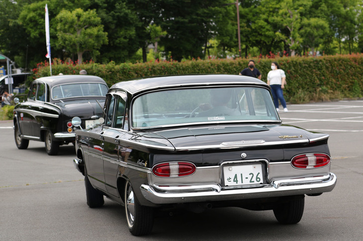 すべてのプログラムが終了し、退出する車両。これは1964年「プリンス・グロリア スーパー6」。