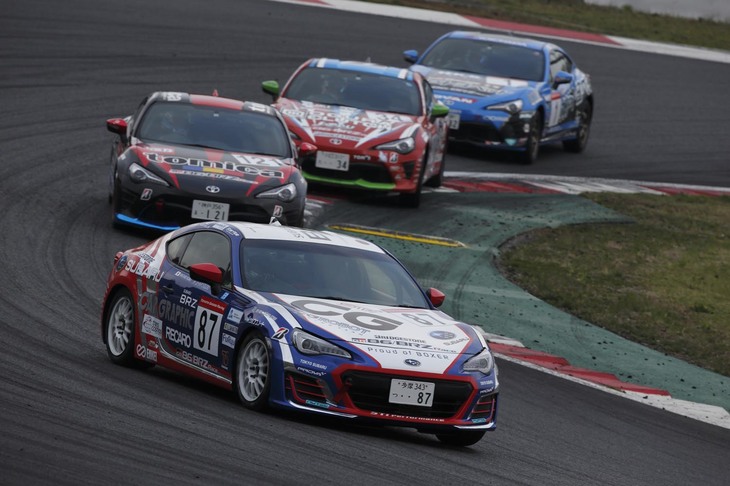 #121蒲生尚弥、#34佐々木雅弘、#1谷口信輝の3選手を引き連れ、富士スピードウェイのテクニカルセクションを行く凛太郎選手の#87 CG ROBOT BRZ BS。集中を切らすことなく、落ち着いた駆け引きと巧みなタイヤマネジメントで、初の2ヒート戦を総合5位で乗り切った。