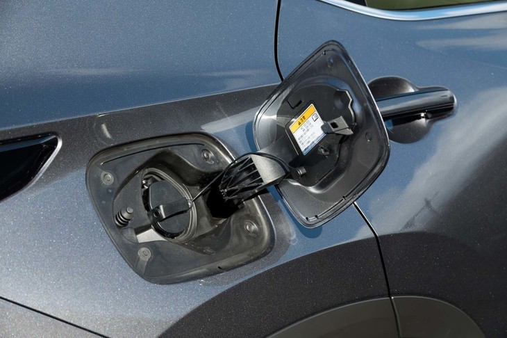 駆動用リチウムイオンバッテリーの容量は18.1kWh。満充電からであれば最大88kmのEV走行が可能（WLTCモード）。