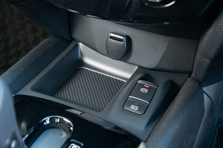 センターコンソール前方に備わるシガーソケット。USBソケットは標準装備ではなく、「NissanConnectナビゲーションシステム」などとのセットオプションとなっているので注意が必要だ。