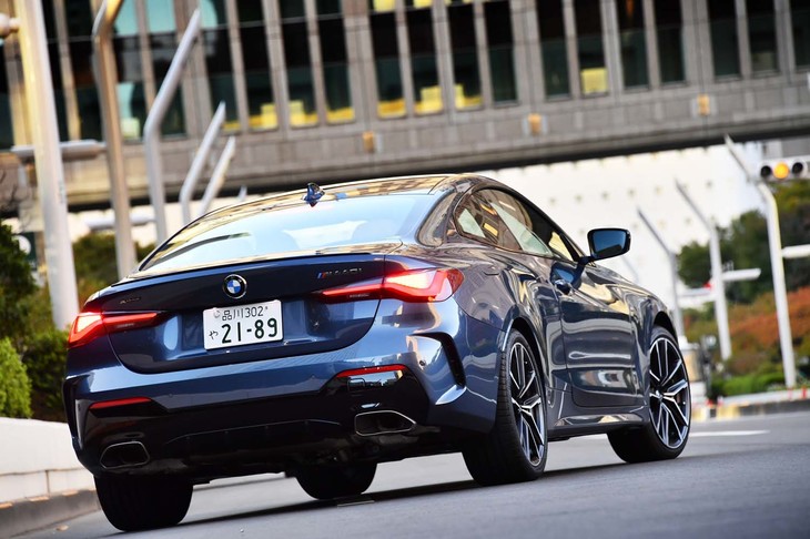 クーペらしい流麗なルーフラインをみせる新型「4シリーズ」。「M440i xDriveクーペ」のリアエンドには、リップ状の「Mリアスポイラー」が装着される。