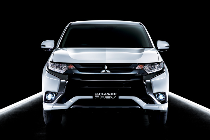 もともと「ダイナミックシールド」は、太い“く”の字のメッキモールで、左右からバンパー中央部とロワグリルをぎゅっと挟んだものだった。写真は初めてダイナミックシールドが取り入れられた、2代目「アウトランダー」の後期モデル（2015年登場）。