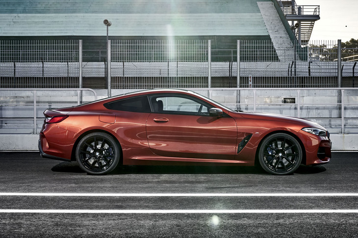 伸びやかなクーペスタイルのサイドビュー。シンプルにして精密なキャラクターラインが個性を主張する。