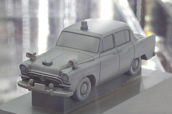 トミカヴィンテージリミテッドの1/64「トヨタ・パトロールFS20」のモックアップ。初代「クラウン」をベースにしたパトカー仕様だが、実車はノーズを延ばしてトラック用の3.9リッター直6のF型エンジンを搭載していた。モデル化に際して、このモックアップもちゃんとロングノーズ化されている。発売時期、価格ともに未定。