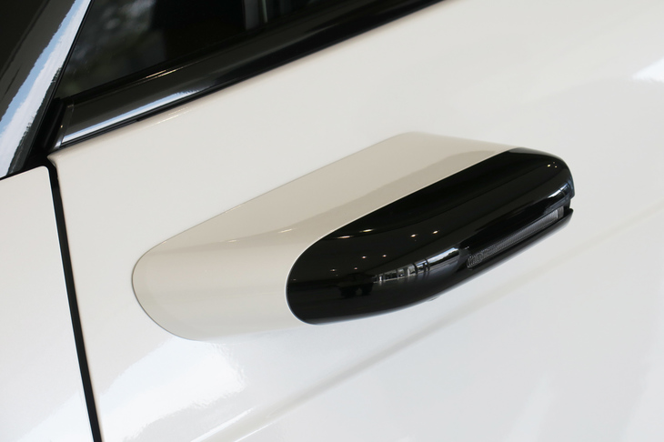 これも話題のサイドカメラミラー。すり抜けや幅寄せの際にじゃまにならないよう、あるいは車両のわきを通る歩行者にとって煩わしくないよう、車幅内に収まる小ささで、かつ攻撃性を排した形状となっている。