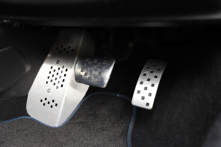 アルミ製のアクセルおよびブレーキペダル（写真左端はフットレスト）。アルピーヌによれば、「今後も3ペダルのMTを設定する予定はない」とのこと。