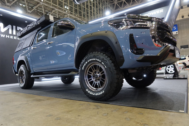 タフ系車種にぴったりの「ナイトロパワー」。デモカーの「ハイラックス」（写真）には16本（ツイン8スポーク）の「M16アサルト」が装着されている。