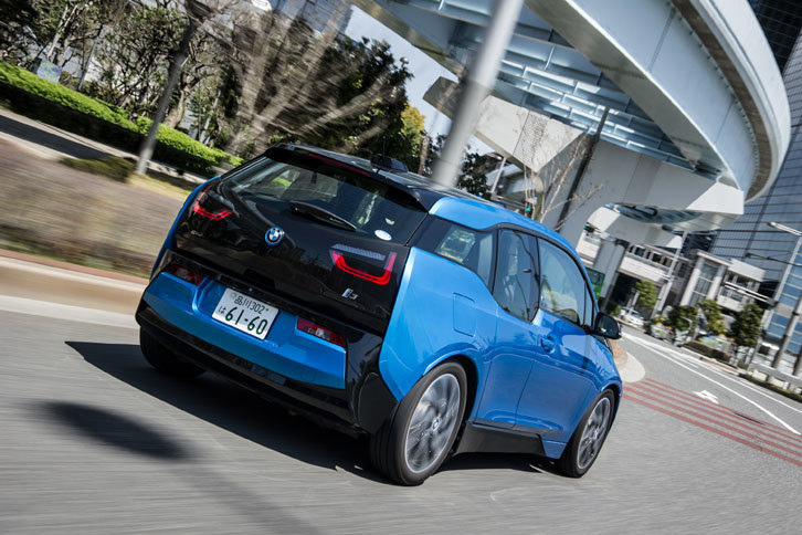 バッテリー容量のアップで一充電走行可能距離が伸びたのに伴い、レンジ・エクステンダー装備車は511kmの距離を、無充電、無給油で走行可能となった。