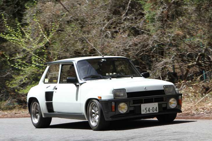 1985年「ルノー5ターボ2」。ラリー用ホモロゲーションモデルとして誕生したミドシップのリトルモンスター。