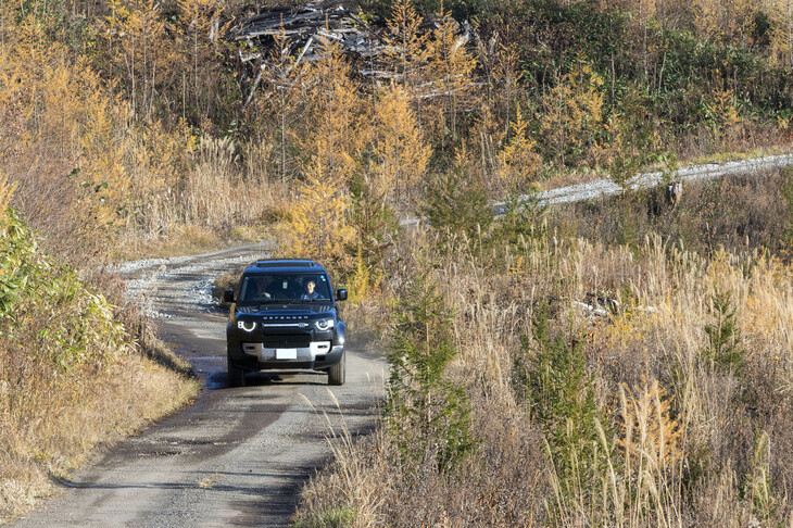 「オフロードエクスペリエンス」はインストラクター先導のもとで走行する。無線でドライビングに関するアドバイスなども行われるので、オフロード走行が初めてという方でも安心して参加することができる。