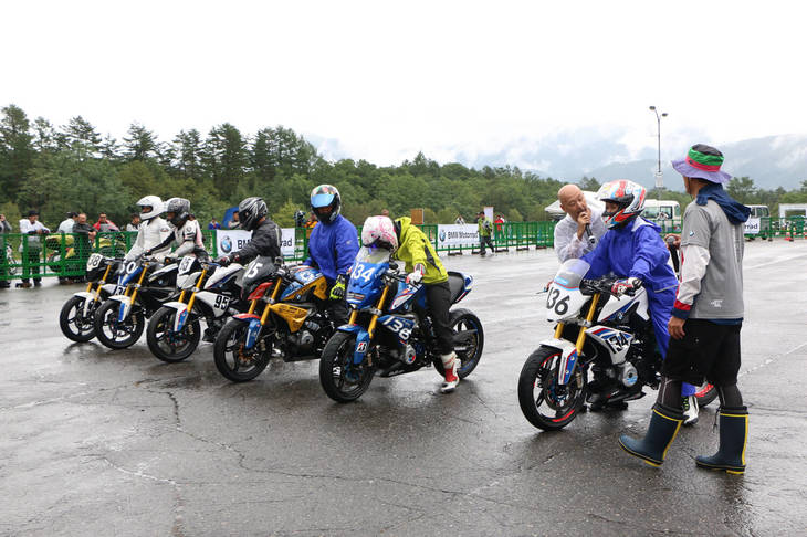 「G310R」をベースとしたマシンでレースを楽しんでいるオーナーたちによるデモラン。雨天のため、同時に披露されるはずだった限定車「HP4 RACE」のデモランがキャンセルされたのは残念だった。