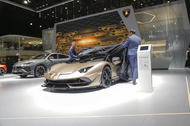 「ランボルギーニ・アヴェンタドールSVJロードスター」のアンヴェールの瞬間。