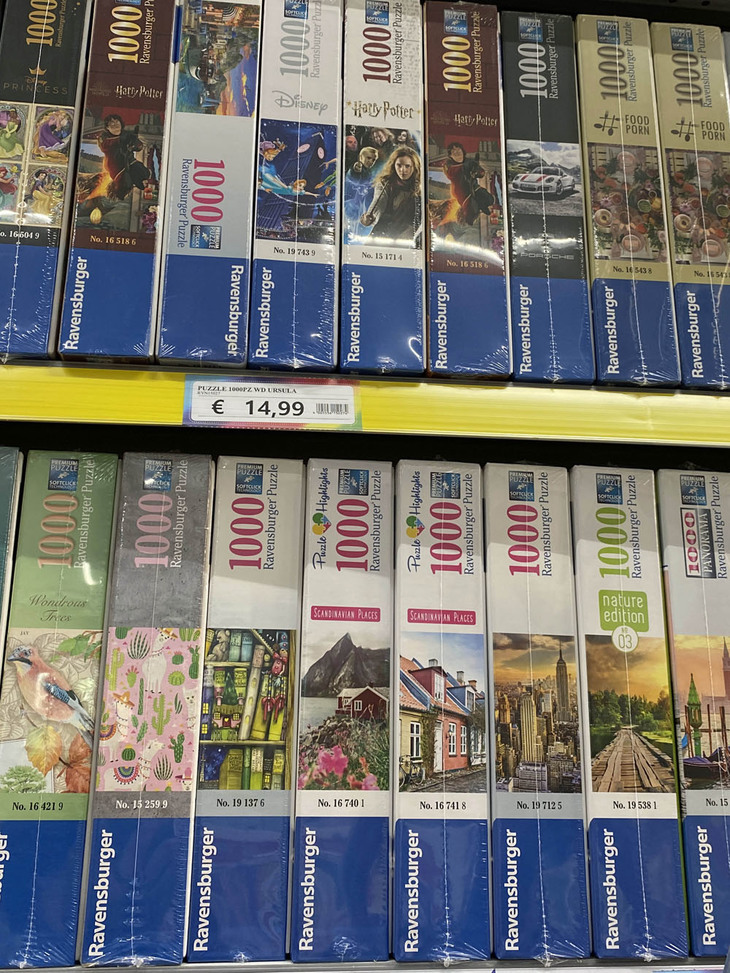 ジグソーパズルの棚。自動車図柄はポルシェだけだ。