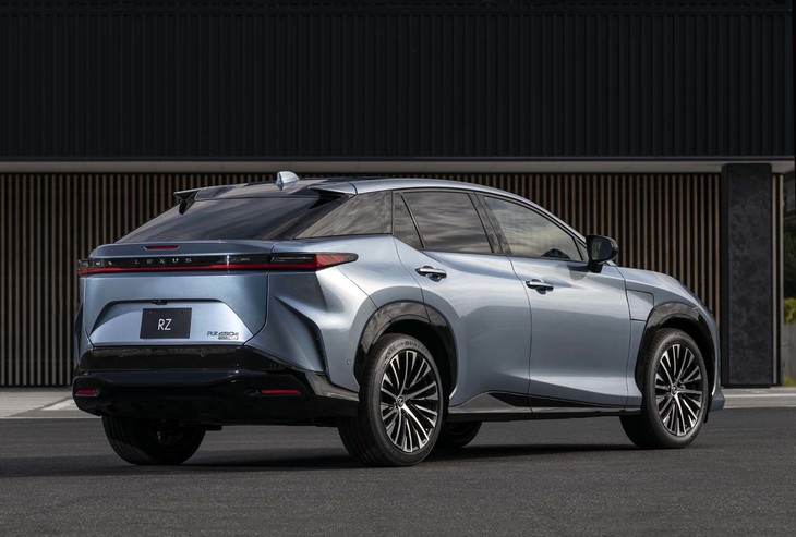 2022年4月に世界初公開された、レクサスの新型BEV「RZ」。現在はまだ開発段階にあり、同年末の発売が見込まれている。