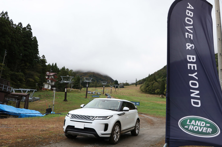 無事ゲレンデドライブから帰還したランドローバーとオーナーたち。ゲレンデのふもとから見上げた光景だと天気が悪かったように見えるかもしれないが、取材した10月17日（日）の天候は、時折小雨に見舞われる程度。雲の合間から晴れ間が見えることもしばしばで、少し肌寒いが、風も少ない穏やかな一日だった。