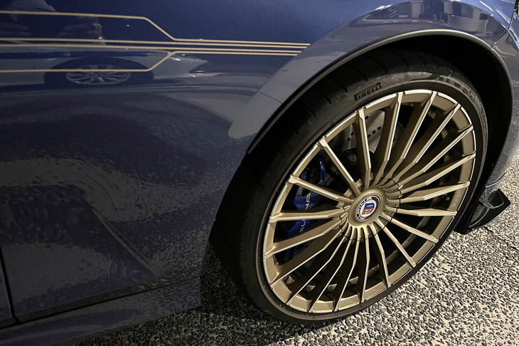 「GT」モデル専用となる「オロ・テクニコ」と呼ばれるゴールドに塗られた「アルピナクラシック20インチ鍛造ホイール」。リム部分には「B3 GT」のロゴが入っている。