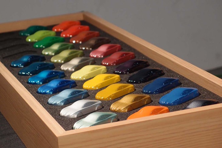 「アトリエ アルピーヌ」のボディーカラーの色見本。同プログラムで販売される車両は、各色100台の台数限定となっている。